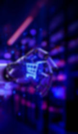 Imagem futurística de uma mão de robô pegando um símbolo luminoso de um carrinho de compras. Bluemetrics: Soluções para Varejo e E-commerce