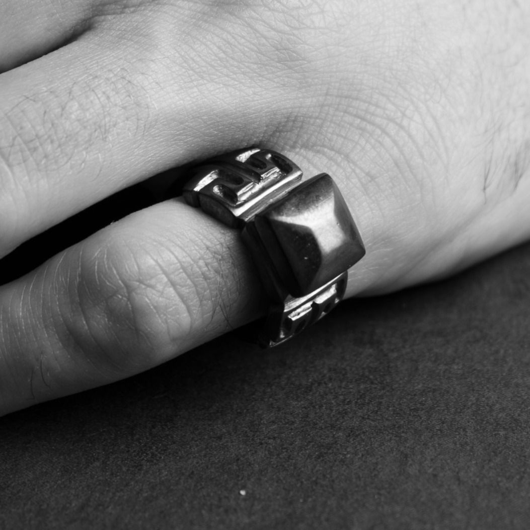 BLACK SILVER DORIC RING