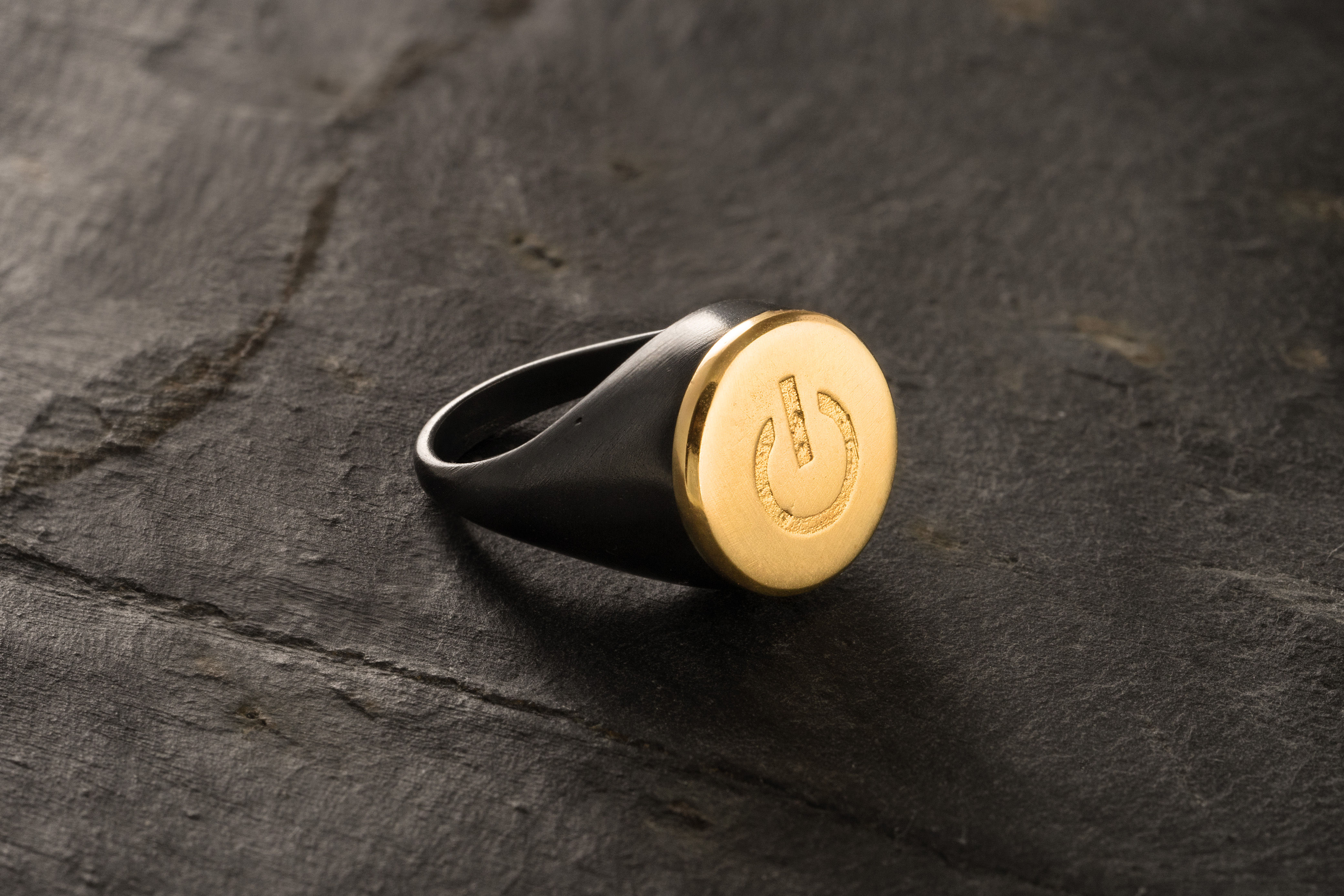CONNECTION SIGNET RING