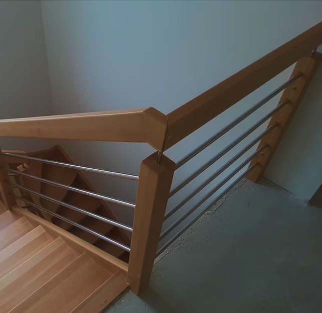 schodiště s nerez výplní