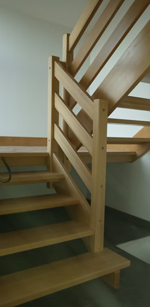schodiště s podélnými latěmi