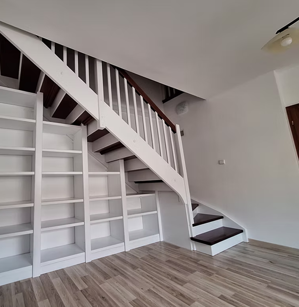 schodiště s barevnou úpravou