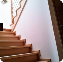 schodiště mezi stěny