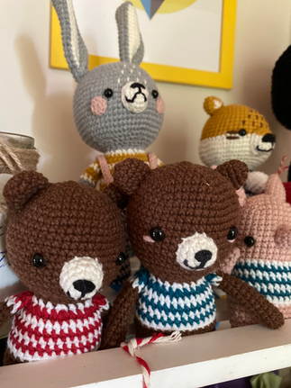 Ręcznie wykonane maskotki – leśne zwierzątko inspirowane karkonoską przyrodą, znajdujące się w Chatce Czarny Bocian w Podgórzynie.