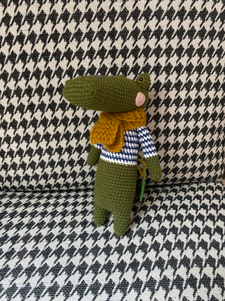 Ręcznie wykonana maskotka – leśne zwierzątko inspirowane karkonoską przyrodą, znajdujące się w Chatce Czarny Bocian w Podgórzynie.