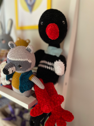 Ręcznie wykonane maskotki – leśne zwierzątko inspirowane karkonoską przyrodą, znajdujące się w Chatce Czarny Bocian w Podgórzynie.