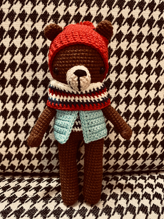 Ręcznie wykonana maskotka – leśne zwierzątko inspirowane karkonoską przyrodą, znajdujące się w Chatce Czarny Bocian w Podgórzynie.