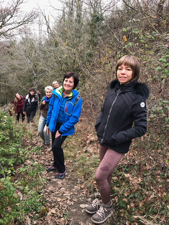 Groupe de yoga en campagne