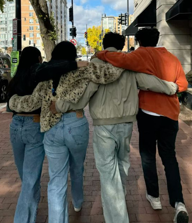 Friends in the city, friends of the fall fall in the city, friends aesthetic hanging out w