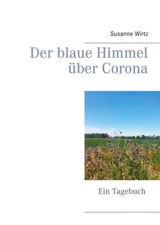 Felder unter blauem Himmel