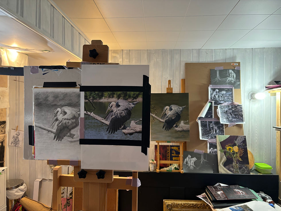Atelier d’artiste avec une peinture de paysage en cours, entourée de dessins, d’études et de références photographiques illustrant le processus de création.