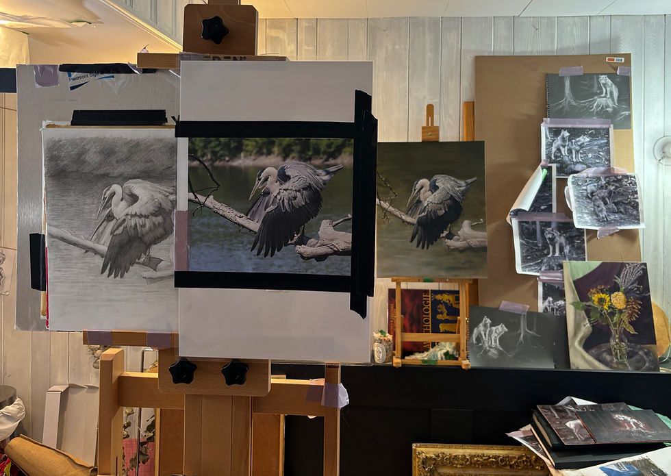 Atelier d’artiste avec une peinture de paysage en cours, entourée de dessins, d’études et de références photographiques illustrant le processus de création.