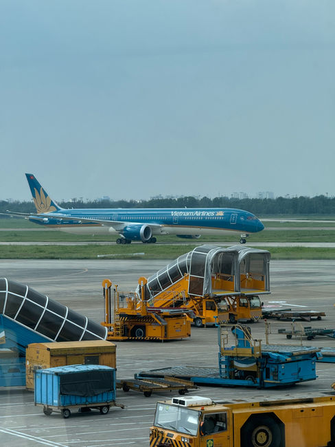 Vietnam Airlines B787 Dreamliner taxiing at Tan Son Nhat Airport