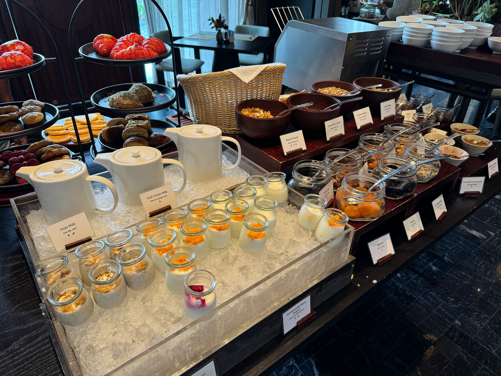 Dusit Le Palais Tu Hoa Hanoi buffet breakfast