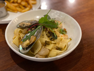 Melbourne-Adelaide Road Trip - Italian for dinner at Mount Gambier Hotel