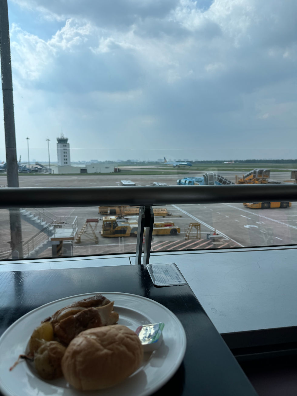 Mediocre food at Tan Son Nhat Airport's Rose Business Lounge
