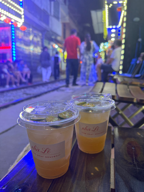 Hanoi Train Street nha le cafe