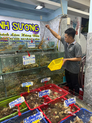 Choosing live seafood at Quán Hải Sản Thanh Sương