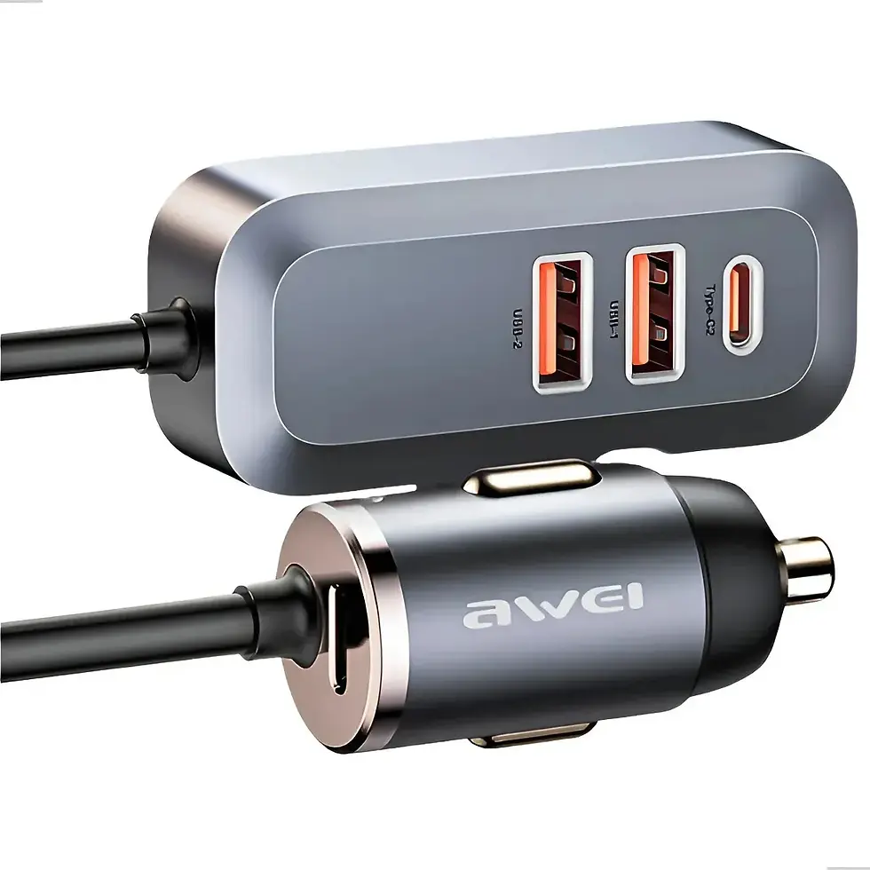 Adaptador de carro cinza com três portas USB destacadas em detalhes laranja. Texto "awei" visível. Fundo branco, aparência moderna.