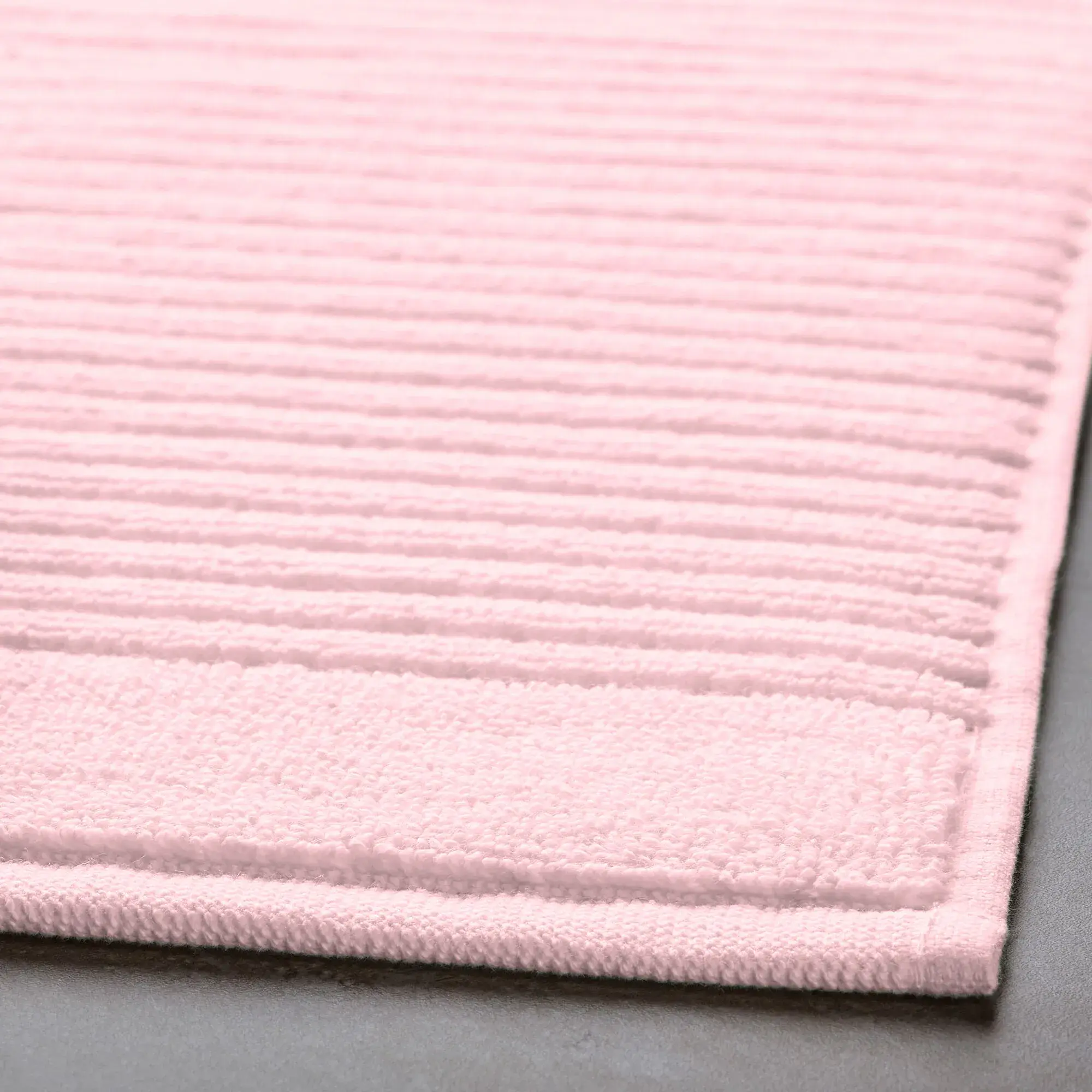 Pembe 50×80 cm pamuk ayak havlusu – yüksek emicilik, yumuşak doku, kaymaz taban.