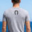 Miniature : T-shirt gris pour homme avec illustration artistique de cheval noir sur la poitrine.
