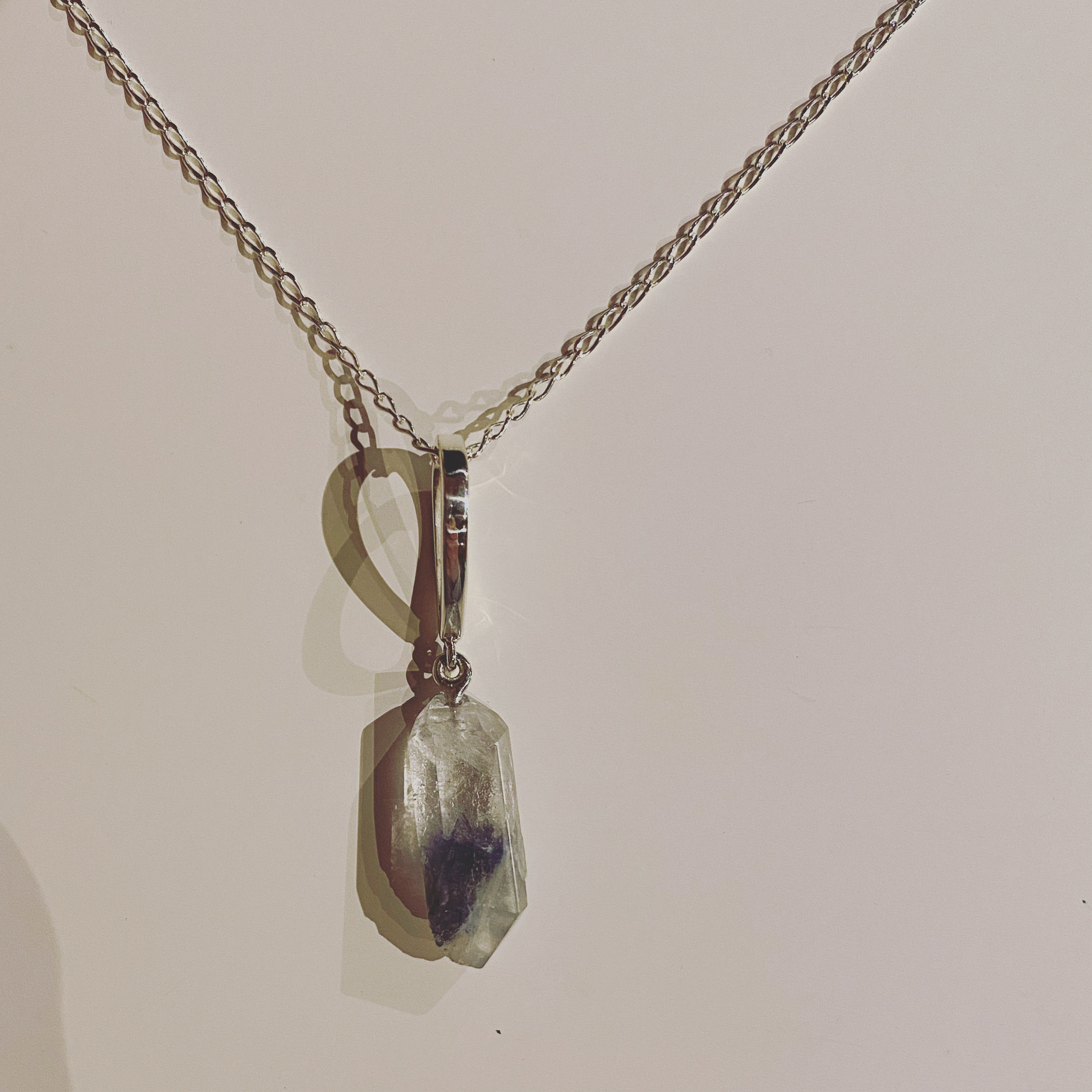 Zilveren hanger met dumortieriet