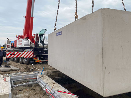 Deze week prefab kelderbak laten afzinken.