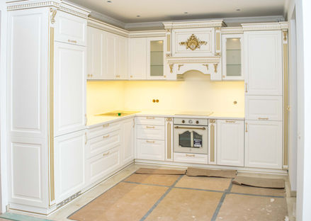 Klasiska balta virtuves iekārta.