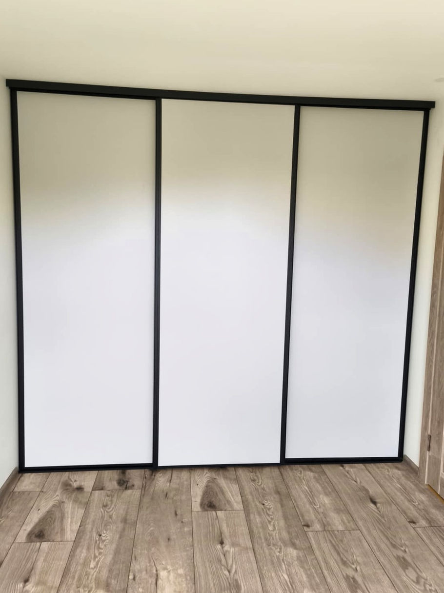 Individuāli izstrādāti iebūvētie skapji: funkcionalitāte un dizains vienā risinājumā