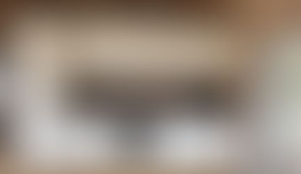 Gaiša un eleganta virtuves zona ar izteiksmīgiem akcentiem