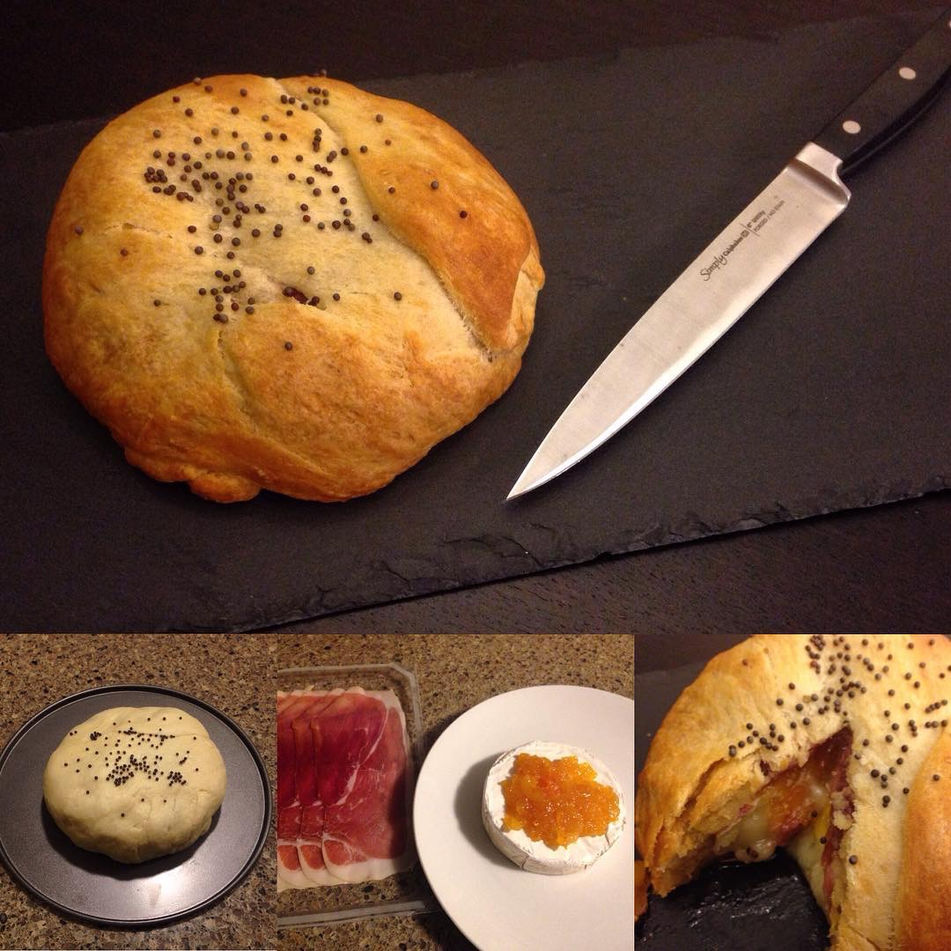 Queijo Brie com massa folhada. Saboreie com um bom vinho tinto!