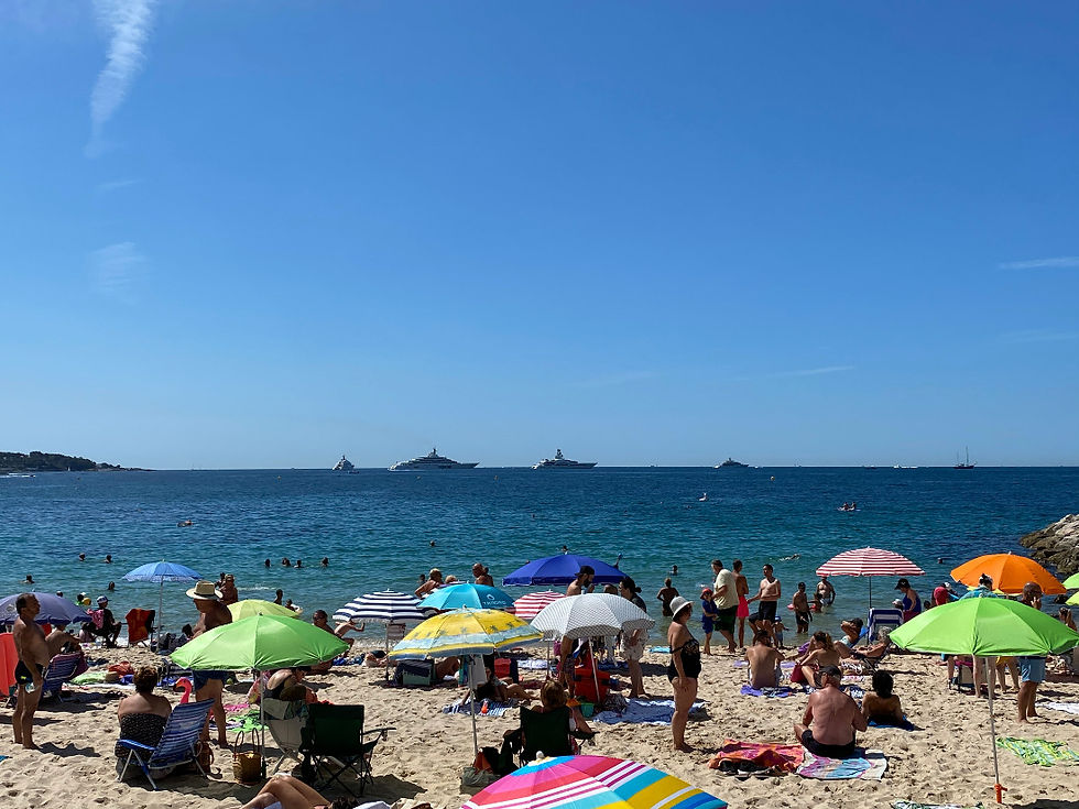 Grande plage de sable et clubs de plage à Juan-les-Pins