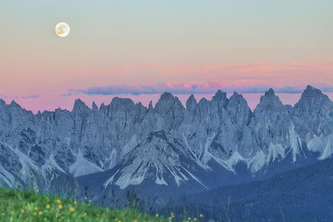 Tramonto tra i monti.