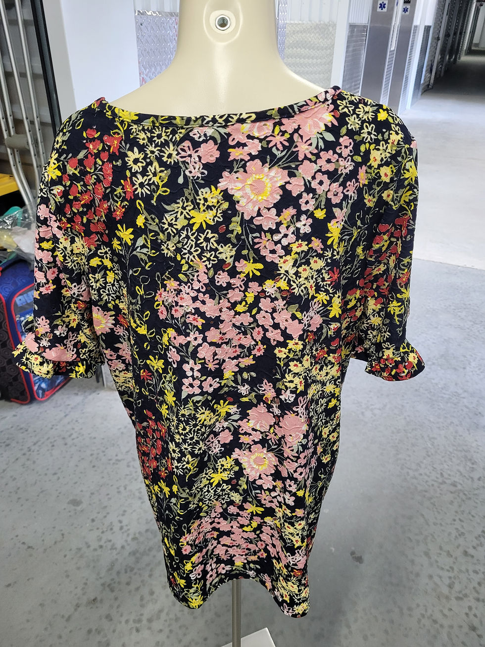 Thumbnail: Women's Est 1946 Cato floral short sleeve shirt with ruffle details Sz 14/16 W 