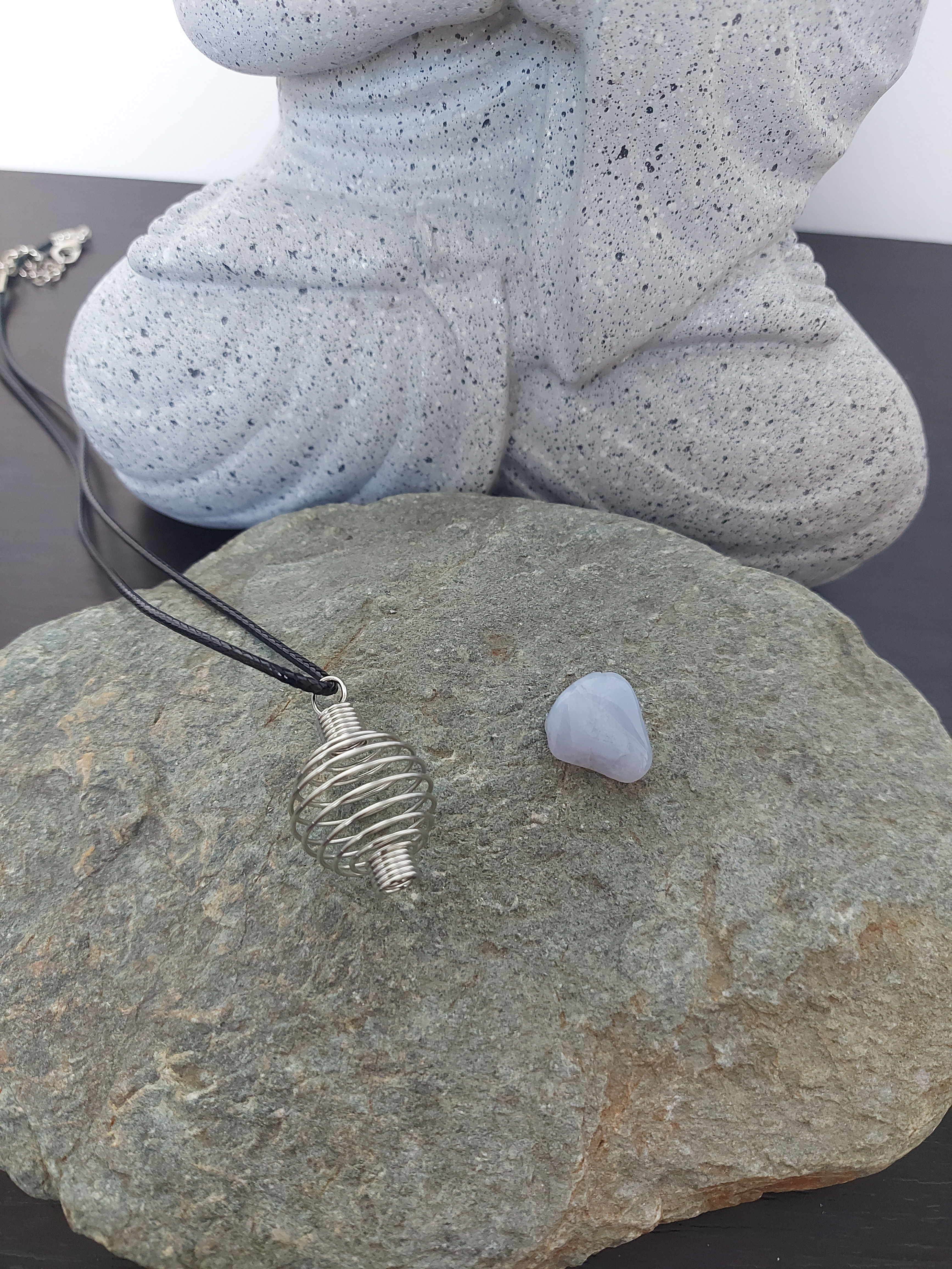 C2 / Collier pendentif cage Calcédoine Bleue