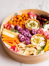 Coffret végétarien gourmand avec crudités, morceaux de comté AOP, de feta, olives, dips maison, et différents crackers.