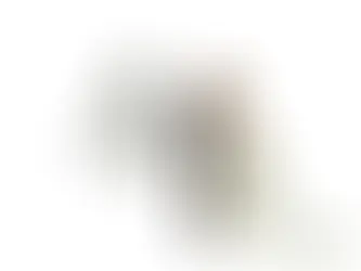 Casal de noivos abraçados ao lado de uma igreja de pedra histórica. A imagem ilustra o serviço de investigação conjugal realizado por um investigador conjugal especializado para descobrir a verdade em relacionamentos.