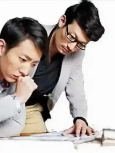 Dois homens discutem o planejamento da investigação contratada. A imagem representa o cuidado do detetive particular e a responsabilidade em executar uma investigação de qualidade.