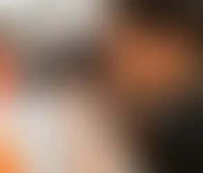  Imagem de uma detetive registrando de longe um flagrante de infidelidade. Representa a seriedade do serviço de investigação da agência detetive o Casal Perfeito, liderada pelo detetive Maurício Barbosa, o qual narra um caso intrigante de traição.