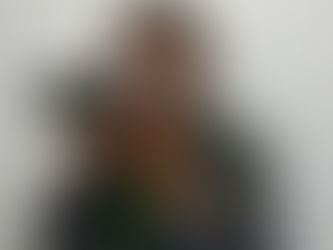 Imagem do detetive Maurício fotografando um alvo. Ele é um detetive dedicado ao trabalho árduo para descobrir a verdade, e dirigem a agência Detetive o Casal Perfeito com seriedade.