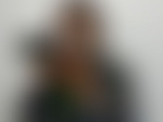 Imagem do detetive Maurício fotografando um alvo. Ele é um detetive dedicado ao trabalho árduo para descobrir a verdade, e dirigem a agência Detetive o Casal Perfeito com seriedade.