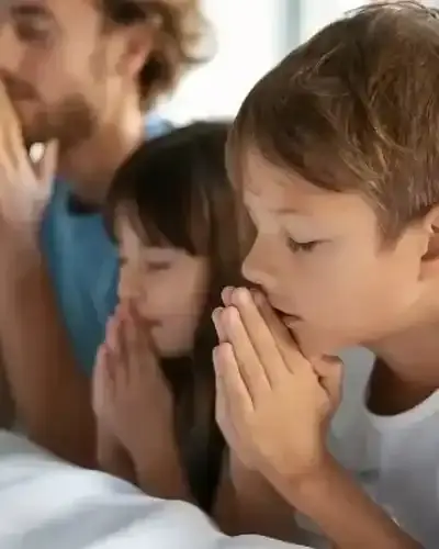 Um pai e seus dois filhos com as mãos juntas em um momento de esperança. A imagem simboliza a busca familiar e a dedicação do detetive particular no serviço de encontrar pessoas desaparecidas.