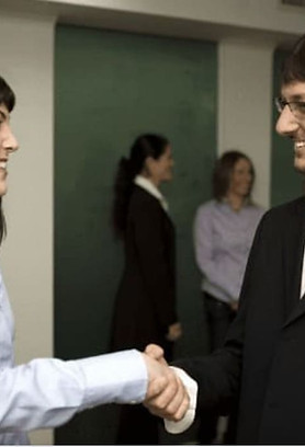 Aperto de mão profissional simbolizando o fechamento de contrato e confiança entre cliente e a agência de investigação Detetives o Casal Perfeito em Guarulhos. O detetive Maurício Barbosa garante ética e sigilo em serviços de investigação particular e digital.