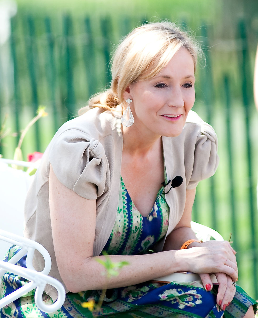 J.K. Rowling autora do mundo bruxo de Harry Potter.