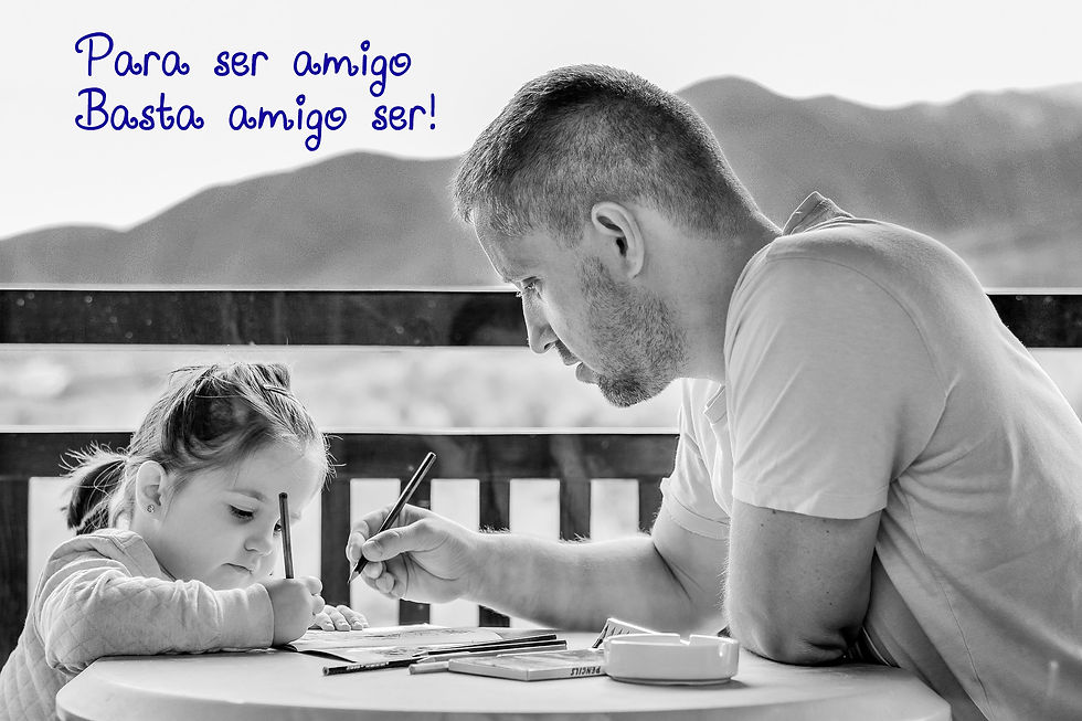Pai ajudando a filha.
