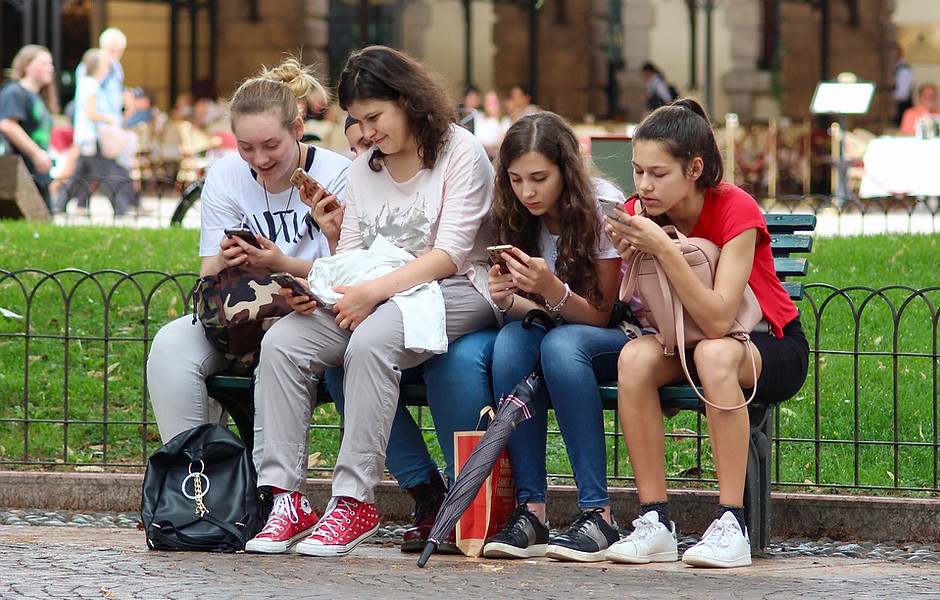 Distracted_by_Phones.jpg