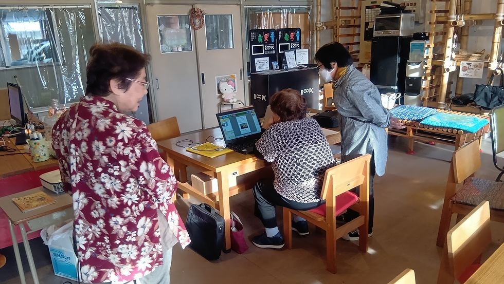 年賀状づくりに挑戦中の80代のお客様。みなさん興味津々!