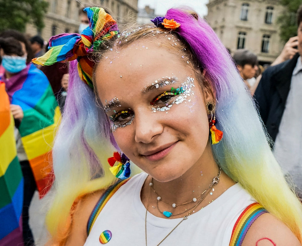 Uma adolescente com roupas coloridas e glitter.