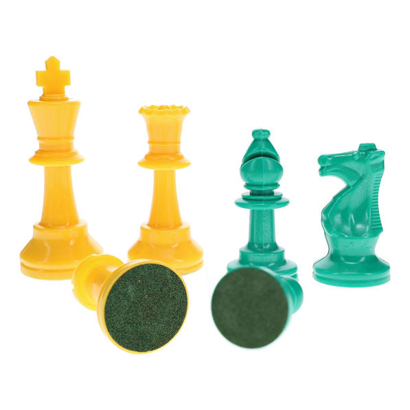 Piezas de ajedrez verdes y amarillas tipo Staunton.
