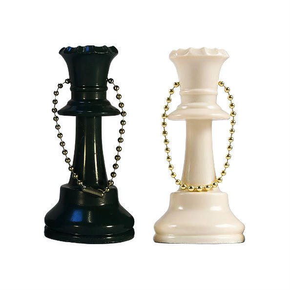 Juego de llaveros Dama blanca y Dama negra en PVC, ambos con cadena metálica dorada.